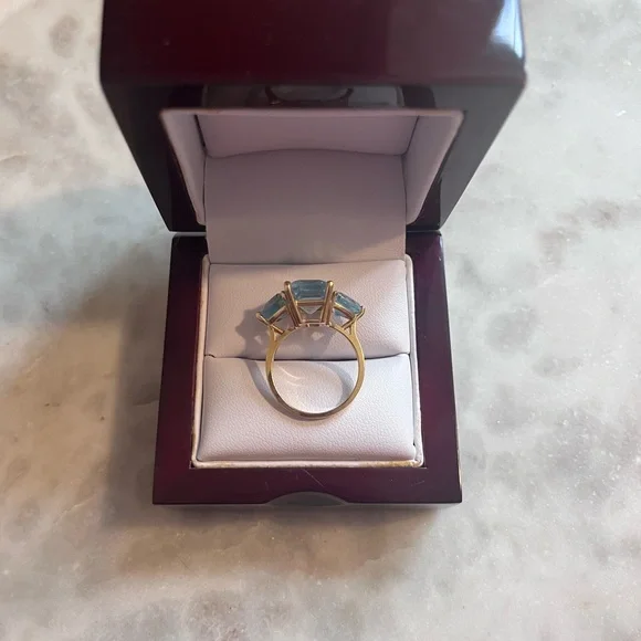 Blue Topaz | 3 Stone | 14k gold ring - Picture 2 of 11